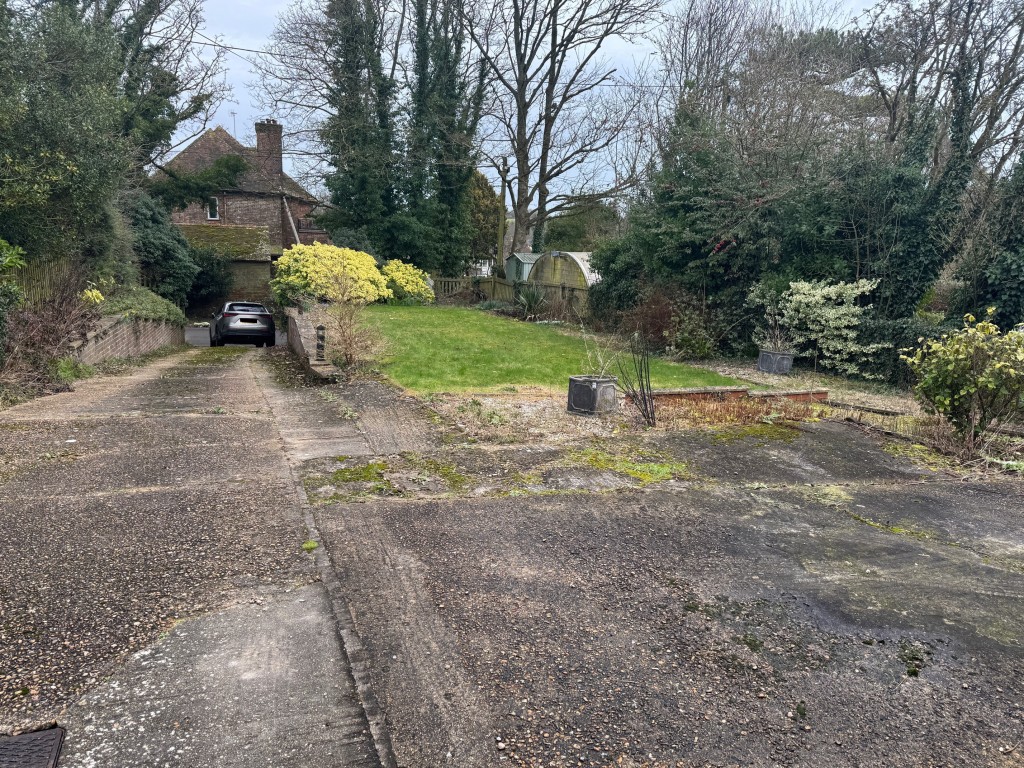 Lot: 122 - WATER DAMAGED DETACHED BUNGALOW - Front garden